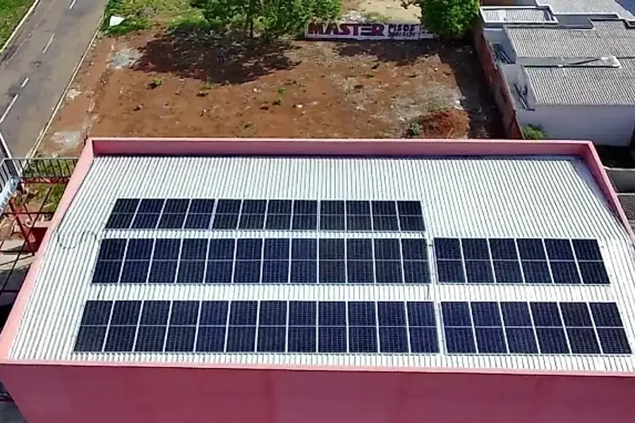 Imagem ilustrativa de instalação de energia solar