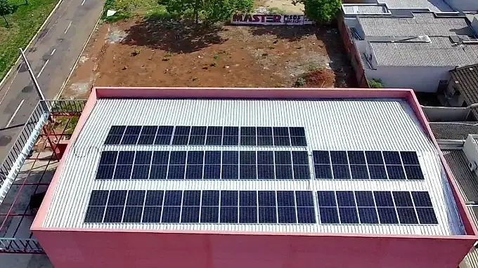 Imagem ilustrativa de instalação de energia solar